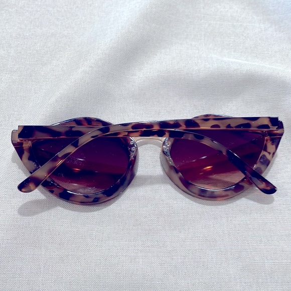 Mark by Avon Unusual Animal Print Cat Eye Women's Sunglasses and Pouch - Picture 3 of 7